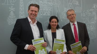Bild: Hanna Gibbs
IHK-Hauptgeschäftsführer Jürgen Helmes (von links), IHK-Bereichsleiterin Sibylle Aumer und Thorsten Lang von IW Consult stellten die gemeinsame Studie zur Digitalisierung der Arbeitswelt vor.