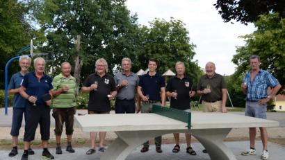 Bild: brü
Mit einem Gläschen Sekt wird durch die anwesenden Hohenkemnather Vereinsvertreter sowie Ursensollens Bauhofchef Fredi Stich zusammen mit Gemeinderat Achim Kuchenbecker (Mitte) auf die am Hohenkemnather Dorfplatz installierte Tischtennisplatte angestoßen.