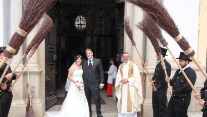 Bild: kro
Wenn das kein Glück bringt: Kaminkehrer stehen Spalier bei der Hochzeit von Corina und Stefan Häuslmann. Rechts Stadtpfarrer Thomas Vogl.