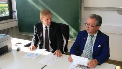 Bild: wro
Oberstudienrat André Putzlocher (links) bezeichnete die Jahreshauptversammlung als einen „Rundumschlag“ in Sachen Fachschule. Der Fachbetreuer lobte dabei auch die geschaffenen Netzwerke. Rechts : Vorsitzender Toni Dutz.