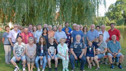 Bild: ow
Zum 70. Geburtstag durfte Hans Jürgen Ritter (vordere Reihe, Sechster von links) viele Hände schütteln. Neben Verwandten und Freunden waren auch viele ehemalige Arbeitskollegen und Geschäftspartner zur Geburtstagsfeier gekommen.