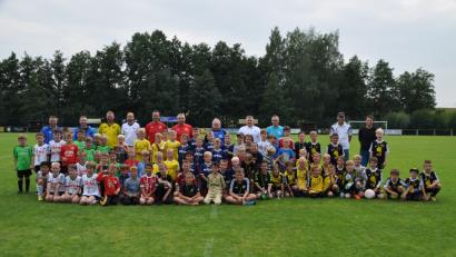 Bild: ak
Mit teilweise knappen Siegen trennen sich die F-Junioren-Teams beim Sommercup des SV Kulmain.