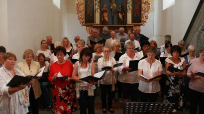 Bild: wro
Glanzpunkte setzte der „Große Marktredwitzer Chor“. Mit ihren Beiträgen beeindruckte die Singgemeinschaft ihr Pfaffenreuther Kirchenpublikum.