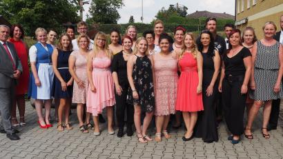 Bild: Bühner
Absolventen in der Heilerziehungspflege erhalten ihre Zeugnisse. Oberbürgermeister Kurt Seggewiß (links), Schulleiterin Tina Faltenbacher (Zweite von links), bfz-Leiterin Birgit Gerlach-Kneißl (Zweite von rechts) und Landrat Andreas Meier (rechts) gratulieren.