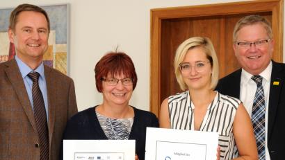 Bild: Stephan Huber
Bernhard Mitko (Leiter des Referats für Recht, Umwelt und Personal), Personalamtsleiterin Renate Preuß, Kerstin Scherl (Personalentwicklung) und OB Michael Cerny (von links) präsentieren die Urkunden, die die Familienfreundlichkeit des Arbeitgebers Stadt belegen.