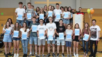 Bild: lg
Bei der Schulversammlung händigte Oberstudienrat Stephan Sturm (rechts) den Teilnehmern des Projekts "Soziale Betreuung" die Ehrenamtsnachweise aus.