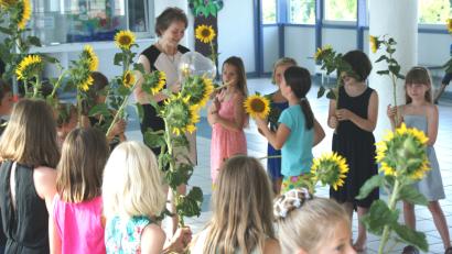 Bild: weu
Die Kinder des Grundschulchors verabschiedeten sich bei ihrer langjährigen Leiterin Waltraud Eichstetter mit Gesang, Glückwünschen und Sonnenblumen.