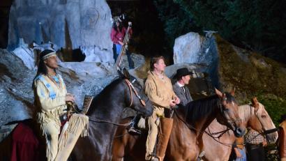 Bild: Helmut Kunz
Winnetou (Matthias M.) und Old Shatterhand (Helmut Urban) misstrauen Senator Walker (Sven Kramer).
