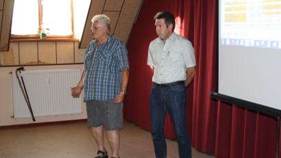 Bild: bjp
Mit spitzer Feder kalkuliert war die Entscheidung, den Betrieb des geplanten Trabitzer Nahwärmenetzes in die Hand der regionalen Energiegenossenschaft NEW zu übergeben. Peter Dzierza und Konrad Bauer vom Bürger-Arbeitskreis erläuterten die Gründe.