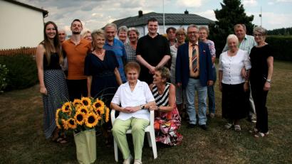 Bild: wro
Zusammen mit vielen Freunden, ihrer Familie, Bürgermeister Toni Dutz und Pfarrer Maximilian Roeb feierte Maria Sischka ihren Ehrentag, den sie kurzerhand in den Garten verlegte.