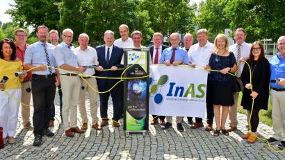 Bild: Petra Hartl
Gruppenbild mit Ladesäule. Am Donnerstag fiel der symbolische Startschuss für die flächendeckende Versorgung des Landkreises mit Ladesäulen für die E-Mobilität.