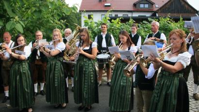 Bild: wro
Den inoffiziellen Auftakt zum Bürgerfest machte die Falkenberger Blaskapelle mit einem Standkonzert am Feuerwehrhaus.