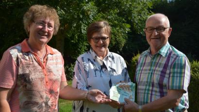 Bild: jr
Josef Daubenmerkl bat anlässlich seines 75. Geburtstags um Unterstützung für die Arbeit von Dr. Annemarie Schraml (Mitte). Mit seiner Frau Evi überreichte er jetzt die auf 900 Euro aufgestockte Summe an die Ärztin.