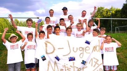 Bild: fvo
Die Trainer Fabian Wirth, Markus Schwandner und Oswald Schön (hinten, von links) jubeln mit den Spielern der SG Fahrenberg um die Wette: Die Mannschaft ist D-Jugend Meister 2017/2018.