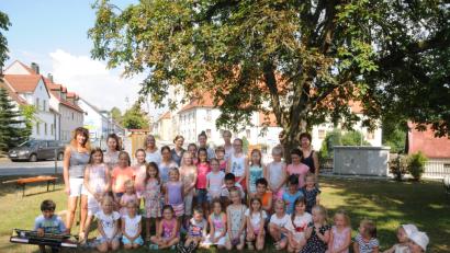 Bild: bey
Das Kinderferienprogramm in Pleystein hat großen Zulauf: Die Mädchen und Buben zeigen ihr Geschick auf einer Spielwiese, die CSU, FU und JU vorbereitet haben.