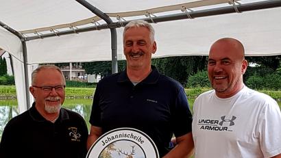 Bild: R. Kreuzer
Thomas Bauer (Mitte) gewinnt die Johannischeibe.