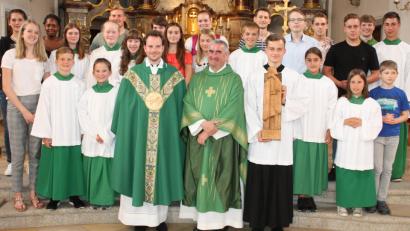 Bild: lg
Nach dem Gottesdienst gruppierten sich alle anwesenden Ministranten zu einem Abschiedsfoto im Altarraum.