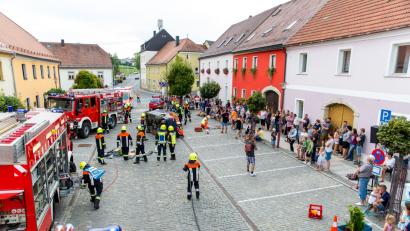 Bild: sml
Viele interessierte Besucher finden sich am Stadtplatz ein, um der interaktiven Schauübung zu folgen