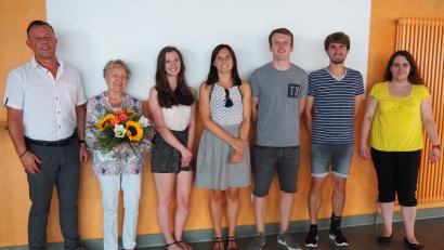 Bild: Bühner
VHS-Leiter Stefan Frischholz gratuliert und verabschiedet „Kochlegende“ Margarete Leupold. Außerdem dankt er den Lehrkräften Isabell Kirsch, Stefanie Götz, Gregory Ward, Fabian Treml und Martina Völkl (von links) für ihre Arbeit an der Volkshochschule.