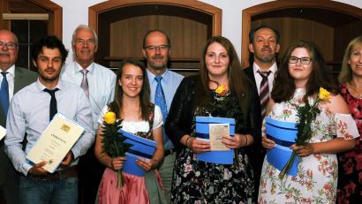 Bild: gf
Freisprechung bei den Bäcker-Innungen der Region in Paulsdorf(von links): Kreishandwerksmeister Hans Weber, Dominik Birner, Jürgen Reizenstein, Lukas Hiltner, Arnold Kimmerl, Miriam Schober, Manfred Wurdack, Verena Grau, Alfred Schuller, Franziska Stamminger, Brigitte Bachmann, Wolfgang Reif und Martin Preuß.