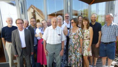 Bild: is
Ernst Gabler (vorne Mitte) im Kreise der Gratulanten: Er musste an seinem Jubeltag viele Hände schütteln.