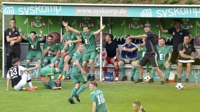 Bild: Ziegler
Helle Aufregung und wütende Proteste gab es an der Ammerthaler Bank nach diesem Foulspiel des Gebenbachers Jonas Lindner (links) am Ammerthaler Marco Weber (rechts).