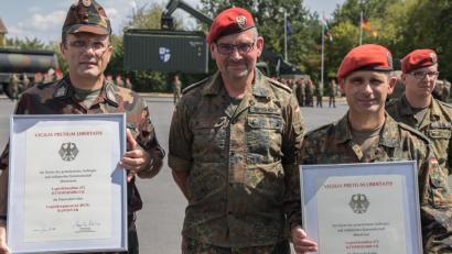 Bild: hbe
Oberst Gunter Bischoff (Mitte) überreicht die Patenschaftsurkunden an Oberstleutnant László Szikszai (links) und an Oberstleutnant Alexander Kolb.