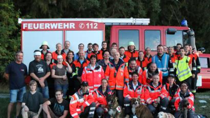 Bild: exb
Nach der Übung haben alle gut lachen. Die Feuerwehren aus Bernstein, Dietersdorf und Naabdemenreuth üben gemeinsam mit der Hundestaffel und dem BRK.