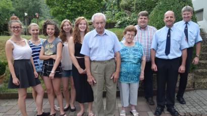 Bild: no
Georg Lutter freut sich zusammen mit seiner Frau über Glückwünsche von Bürgermeister Dieter Dehling sowie vom Vorsitzenden der Feuerwehr Illschwang Illschwang, Georg Graf (Zweiter von rechts), und deren Ehrenkommandant Richard Koller (rechts). Mit im Bild fünf Enkelinnen.