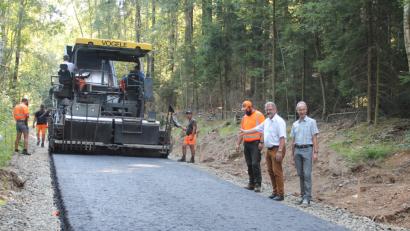 Bild: pi
Bürgermeister Johann Maurer informiert sich über den Fortschritt des Straßenausbaus bei Gehenhammer.