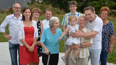 Bild: dob
Irmgard Gesierich (Dritte von rechts) feiert 90. Geburtstag mit ihrer 94-jährigen Schwester Maria Janner aus Heilbronn (Sechste von rechts), Urenkelin Annelie und Enkel Stephan (Zweiter von rechts).
