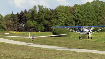 Bild: exb
Die Luftsportgruppe Sulzbach-Rosenberg betreibt auf ihrem Vereinsgelände Segel- und Ultraleichtfliegen. Hier schleppt die clubeigene Condor TL 232 einen Segelflieger.
