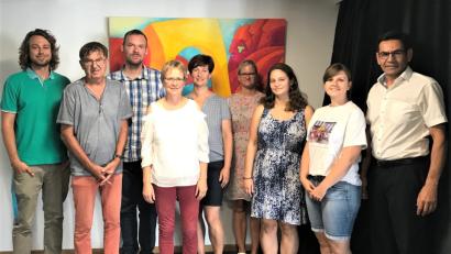 Bild: rgr
Der Rektor der Grund- und Mittelschule Thomas Schmidt (rechts) verabschiedete eine Reihe von Lehrer und Lehrerinnen. Von links: Patrick Fuchs, Rudolf Lang, Christian Pausch, Gabi Bodner, Tanja Kippes, Johanna Kuhbandner, Anna Hermann und Jenny Schmid.