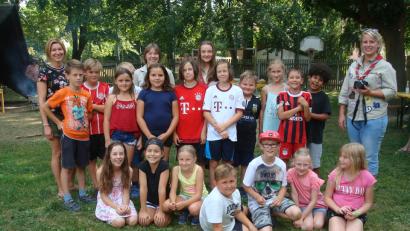 Bild: wmr
Das Foto zeigt einen Teil der Kinder des Caritas-Kinderhorts mit hinten (von links) Nanina Hartwich, Gruppenführerinnen Petra Landstorfer, Leonie Landstorfer und rechts Stammesvorsitzende Julia Artmann mit dem Geschenk