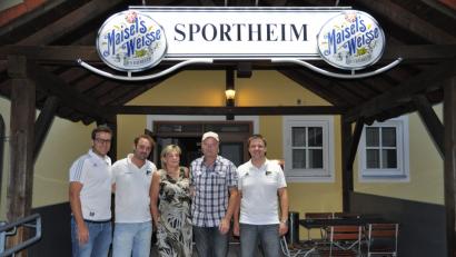 Bild: ak
v.l. Vorsitzender Vergnügungsausschuss Nicolas Pusiak, 1. SV-Vorsitzender Wolfgang Groß, Pächterpaar, Geschäftsführender SV-Vorsitzender Mario Kotlar