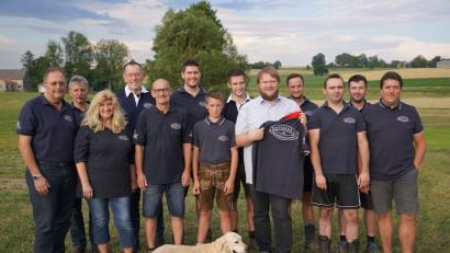 Bild: fvo
Die Seilzieher der Fahrenbergauswahl mit Vorsitzenden Paul Völkl (links) haben sich für das Seilzieherfest mit neuen Shirts eingedeckt.