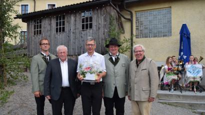 Bild: slh
Beim 57. Gutenecker Bergfest verabschiedeten sich die Schützen von Pfarrer Johann Wutz. Schützenmeister Thomas Schmidt überreichte Ihn zum Dank und als Anerkennung einen kleinen Präsentkorb. Im Bild von links: Zweiter Schützenmeister Christian Dirscherl, Bürgermeister Hans Wilhelm, Pfarrer Johann Wutz, Schützenmeister Thomas Schmidt und Burkhard Graf Beissel von Gymnich.