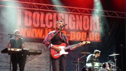 Bild: am
Gitarrist Richie Necker (Mitte) alias Ricardo Belli prägt den Sound der "I Dolci Signori".