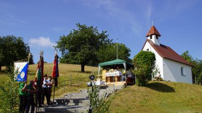Bild: mmj
Auf dem vor der Wallfahrtskapelle aufgebauten Altar zelebrierte BGR Pfarrer Michael Reitinger des Festgottesdienst in Schwarzach.