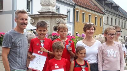 Bild: dob
Die Läufer des Turnvereins feiern ihre Erfolge beim OVL-Cup.