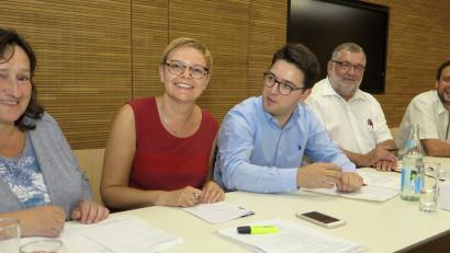 Bild: Hirsch
Marianne Schieder, Sabine Dittmar, Peter Wein, Armin Schärtl und Martin Grill (von links) beteiligten sich am Podiumsgespräch zum Thema „Mehr Gerechtigkeit bei Gesundheit und Pflege“.