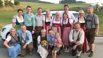 Bild: no
Acht Kirwapaare früherer Jahre, die inzwischen verheiratet sind, wollen es noch einmal wissen. Am Montagabend tanzen die Ehemaligen den Baum in Sunzendorf noch einmal aus.