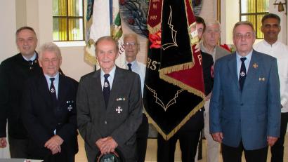 Bild: ld
In der Kapelle fand die Gedenkfeier wegen eines Regengusses statt. Dabei waren (von links) Bezirksvorsitzender Thomas Semba, Vorsitzender Reinhard Bauer und Gründungs- und Ehrenmitglied Alois Praller. Rechts Pater Joy Munduplackal, Schriftführer Bernhard Roth und Bürgermeister Ludwig König.