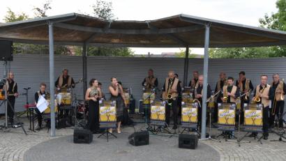 Bild: dob
Einen großartigen Auftritt legen Sänger und "OM"-Bigband im Generationenpark hin.