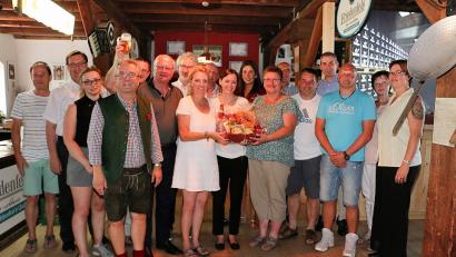 Bild: bsc
Bürgermeister Toni Dutz (vorne) spendierte seinem engsten Mitarbeiterstab beim "Kulturfest der Oberpfälzer“ eine Brotzeit. Bei der kleinen Abschlussveranstaltung dankte der Bürgermeister auch den vielen Helfern und Unterstützern sowie den Vereinen. Volles des Lobes über den 42 Nordgautag und das fünftägige Event zeigten sich der Präsident des Oberpfälzer Kulturbundes, Volker Liedtke (Sechster von links) und Vizepräsident Erich Tahedl (Vierter von rechts).