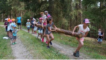 Bild: soj
Die Kinder beim Baumstammschleppen.