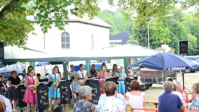 Bild: bey
Die "Damen Big Band" Waidhaus heizt trotz sommerlicher Temperaturen ordentlich auf.