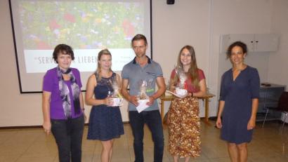 Bild: is
Von links nach rechts: Rektorin Ulrike Neiser, Bianca Vezard, Dominik Eckert, Isabella Hartwig Konrektorin Eva Maria Ficker.