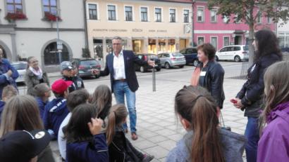 Bild: exb
Die Viertklässler der Konnersreuther Grundschule verbringen eine spannende Nacht im Museumsquartier. Bei einer Stadtwanderung geht es am Rathaus vorbei, wo Bürgermeister Franz Stahl (Mitte) die Schüler erwartet.