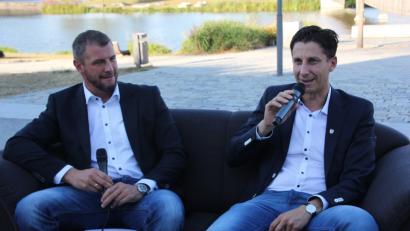 Bild: kro
Zwei Fußballexperten auf dem schwarzen Kanapee: CSU-Ortsvorsitzender Huberth Rosner und SSV-Jahn-Geschäftsführer Dr. Christian Keller (links) – zwei, die sich verstehen.